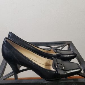 Women's Size 6M Anne Klein Black Leather Pumps With Buckle Detail
